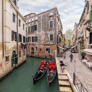 Loft San Stae 18.27 , Venice Italy